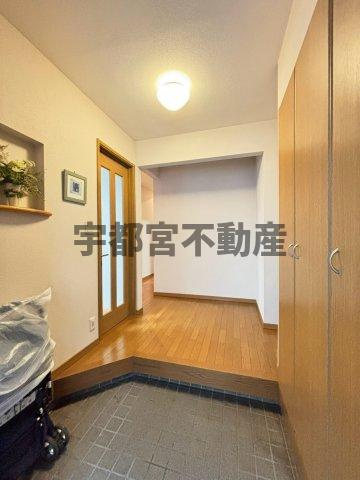 【玄関】現地写真：ニッチ棚のあるゆったりした広さの玄関ホールがご家族を迎えます。シューズボックスも天井いっぱいまでしまえます。