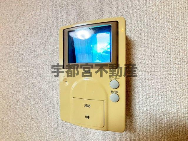 【TVモニター付インターホン】現地写真：来客の顔が分かるTVモニター付ドアホン。しっかりと声も聞こえますので安心です。