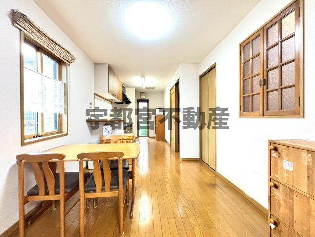 【ダイニング】現地写真：明るい日差しの入る採光と反対側には帰宅したご家族と会話もできる廊下につながる窓がございます。