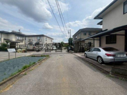 【前面道路】現地写真：見通しの良い前面道路。住宅地の一番奥なので、家の眼の前は車通りも少なくお子様にも安心です。