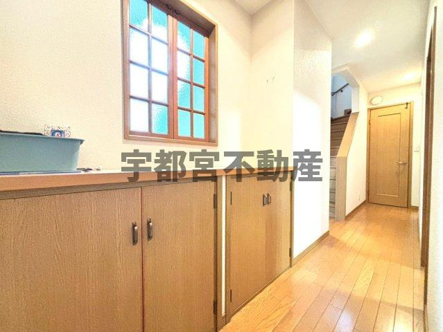 【内装】現地写真：1階廊下には容量もある収納付。また、ダイニングに繋がる窓はご家族のお帰りの際、顔をあわせて会話もできる会話の弾む間取りです。