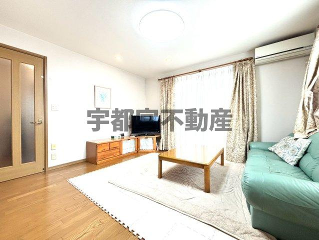 【リビングダイニング】現地写真：明るい日差しの入るリビングダイニングは18.5帖とゆとりのある広さ。