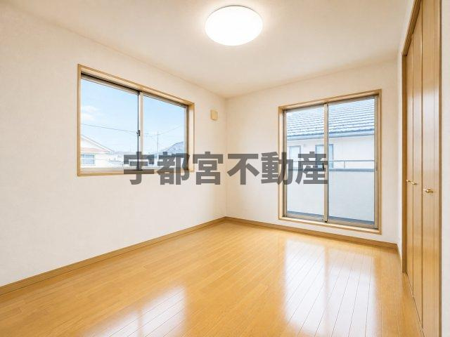 【子供部屋】現地写真：こちらの画像はCG加工で家具を消しております。明るい採光と風通し良いの良い洋室。