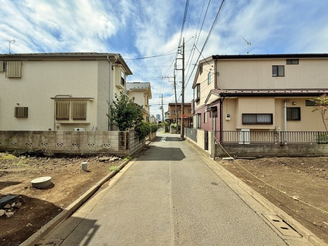 東側約4.0ｍ公道　間口広々7.4ｍ　車の往来も少なくお子様にも安心の立地です