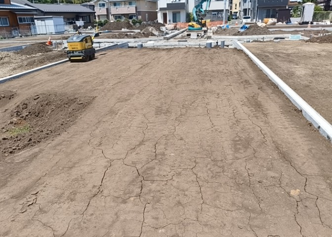 土地の面積＝住宅面積ではありません。建ぺい率の問題などで、土地のある場所によって住宅を建てられる面積は限られています。高さもしかり、「土地」という言葉の中には、建築条件も含まれると考えておきましょう。