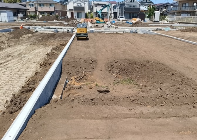 家を建てる場合、方位は要チェックです。現実的に日当たりのよい家ならばリビングは南側、建築基準法でも北側に当たる家への配慮は求められています。土地を見学に行く際は、方位磁針を持って行くようにしましょう。