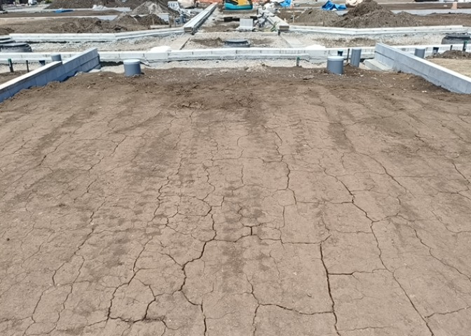 土地の前の道路に消火栓が設置されていることがあります。この場合、道路交通法第45条第1項により、駐車禁止の場所が指定されています。そのため、車庫などの駐車スペースをつくることができない場合があります。