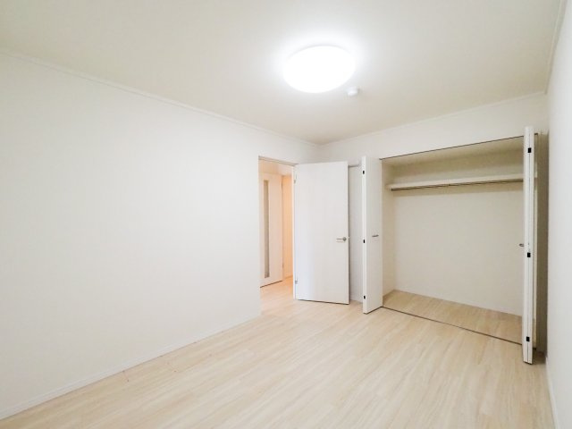 エアコン設置可能な設計となっており、大型収納としてはもちろん、テレワーク部屋や趣味の部屋など、居室感覚で多目的にご活用いただける便利な空間です。