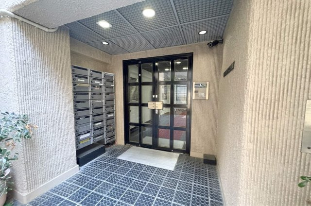 オートロックを備え、住人を穏やかに迎え入れる上質な空間。日々の安心とプライバシーにも配慮されています。