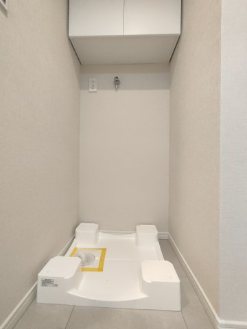 【室内洗濯機置き場】　上部のキャビネットにランドリーグッズなどを収納できます。