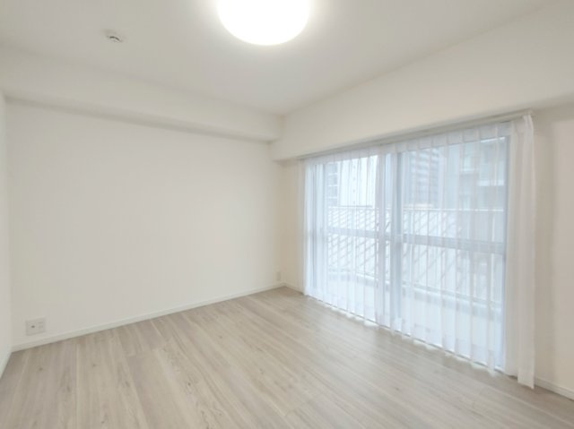 【洋室？約6.1帖】　広々とした洋室。主寝室や子ども部屋にいかがでしょうか？