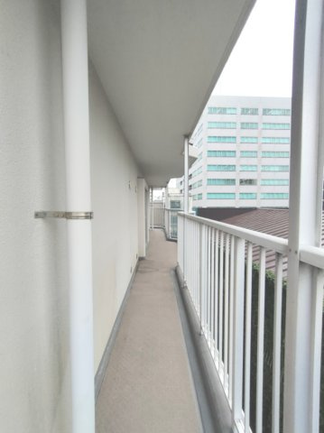 【バルコニー】　充分な広さが確保されたバルコニー。日当たりのよい住宅エリアですので、多くの陽光が降り注ぎ、室内には陽だまりを生み出してくれます。