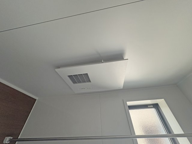 浴室の換気のほか、雨の日の洗濯乾燥にも便利な浴室暖房乾燥機は標準装備です