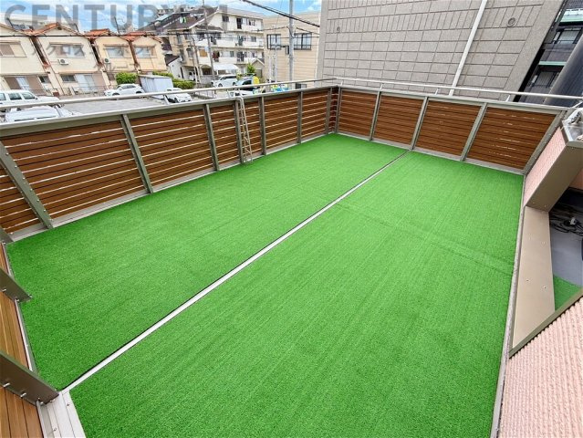 開放感あふれる広々としたルーフバルコニー。人工芝が敷かれ、お子様の遊び場やガーデニング、テーブルを置いて家族でくつろぐ空間としても活躍します。