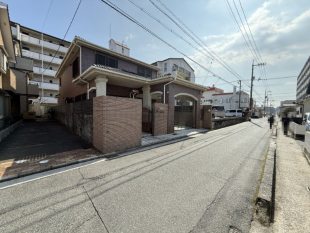 道路と敷地との位置関係が分かりやすい現地写真です。前面道路は約5.2mあり、お車の出入りもしやすい道路環境となっています。周辺は住宅を中心とした落ち着いた街並で、暮らしやすい住環境も魅力の一つです。