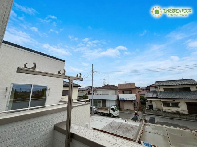 バルコニーからの見晴らしの良い景色です！周辺には背の高い建物が少なく、空が広く見渡せる開放的なロケーションとなっております！爽やかな風を感じながら、心地よくリフレッシュしていただけますよ♪