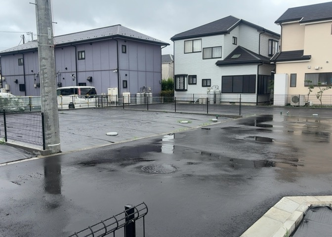 土地の面積＝住宅面積ではありません。建ぺい率の問題などで、土地のある場所によって住宅を建てられる面積は限られています。高さもしかり、「土地」という言葉の中には、建築条件も含まれると考えておきましょう。