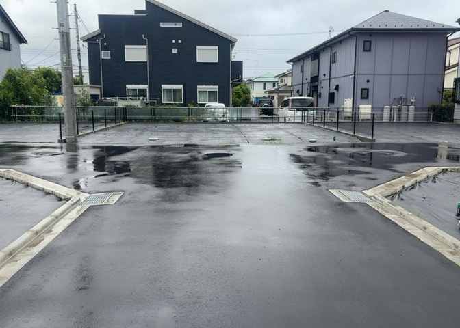 家を建てる場合、方位は要チェックです。現実的に日当たりのよい家ならばリビングは南側、建築基準法でも北側に当たる家への配慮は求められています。土地を見学に行く際は、方位磁針を持って行くようにしましょう。