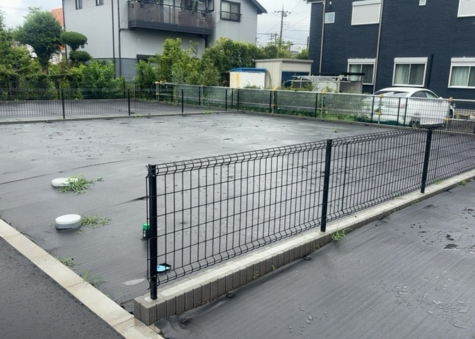 土地の前の道路に消火栓が設置されていることがあります。この場合、道路交通法第45条第1項により、駐車禁止の場所が指定されています。そのため、車庫などの駐車スペースをつくることができない場合があります。