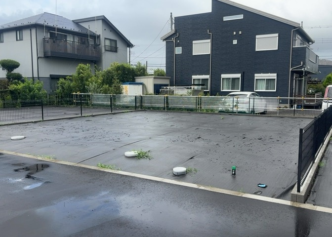 現地に行くなら、物件の周囲の地形がどうなっているかを見ることも大切です。周辺より低くなっている土地では、大雨などで水が集まりやすいため、地盤が弱くなっているということも考えられるため、注意が必要です。
