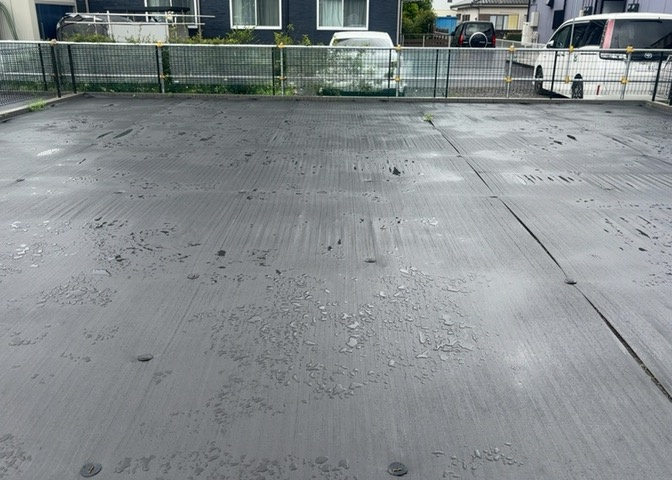 土地購入を検討されている場合、境界杭がない状態で購入してしまうと境界確定測量をする必要があり、費用がかかります。購入の前に、売主、隣土地所有者立ち合いのもと境界を確定し境界杭を設置するのがベストです。
