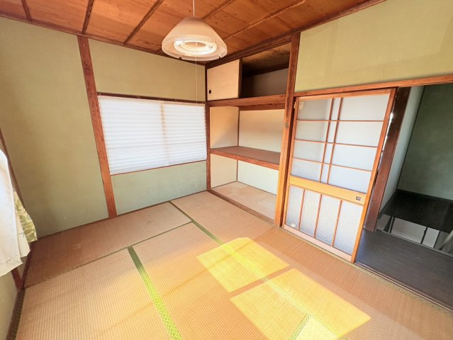 約6帖の和室は、やわらかな陽光が差し込む落ち着いた空間です。押入や天袋を備えており、寝具や季節用品もすっきり収納可能。主寝室や客間としてはもちろん、ゆったりとくつろげる和の空間としても活用できます。　