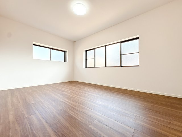 1Ｆ8．7帖の東側洋室になります♪