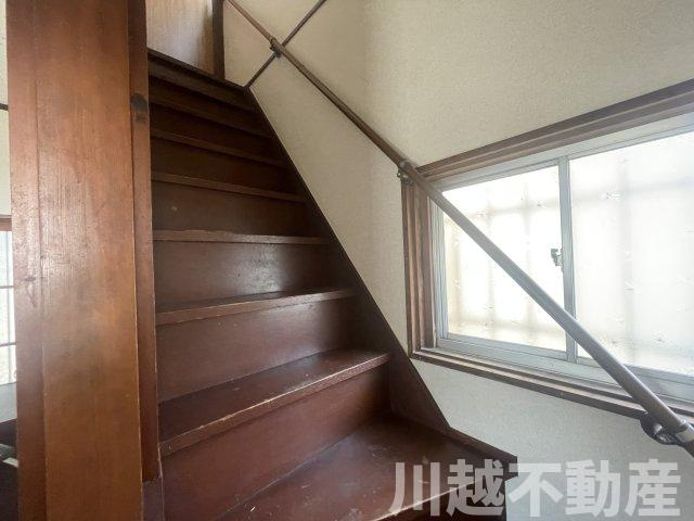 明るい階段スペースです