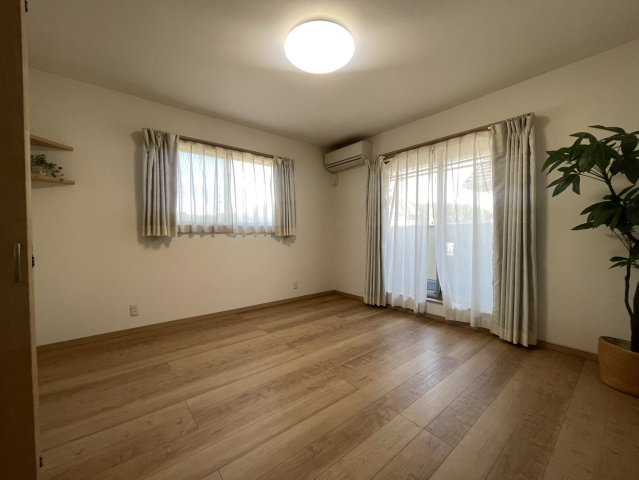 2面採光で明るく風通しの良い洋室です。収納スペースも備えており、お部屋を広々と使いやすい設計。シンプルな内装のため、家具やインテリアのテイストを選びにくく、自分好みのお部屋づくりを楽しめます。