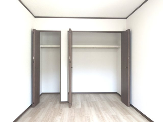 【洋室？約6.0帖　収納】　壁一面は収納になっており、物が増えても頼りがいがありますね。