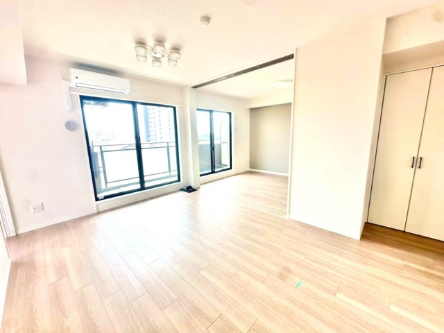 約12.9帖のLDKです。対面キッチンに2部屋繋がっております。是非現地ご覧ください♪