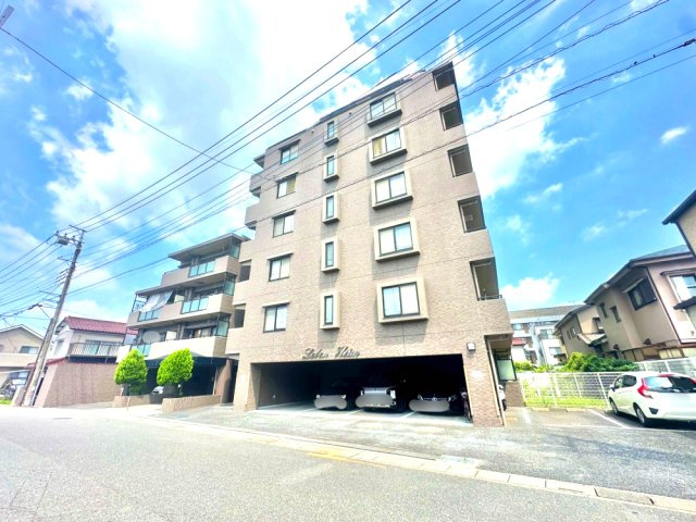 「吉川」駅まで徒歩11分の物件です。3方角部屋でルーフバルコニー付きです。陽当り眺望とても良好です！