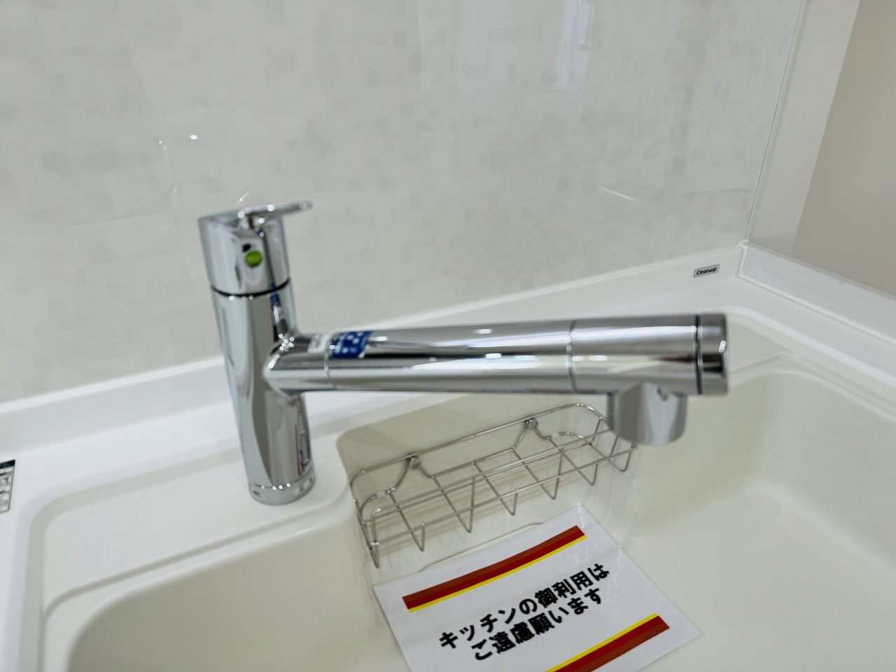 ～シャワー付きのキッチン水栓　洗い物やシンクのお掃除も楽々～