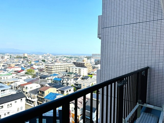 ～3箇所から出入り可能な西向きのバルコニーです～
