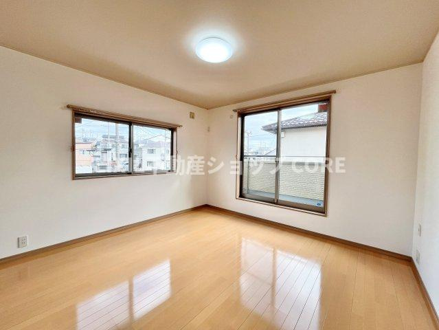 リビングで楽しく過ごした後はゆっくりくつろぐ時間を満喫できる寝室です。　