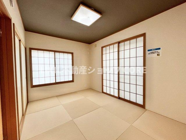 伝統的な日本情緒のある、温かみと落ち着きが感じられる和室です。　