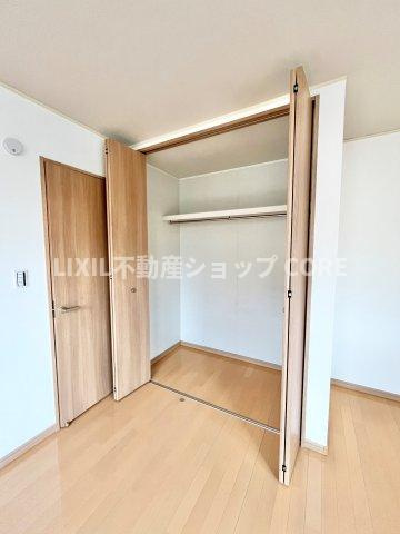 しっかりとした大きさのクローゼットを完備し、収納スペースも十分！　