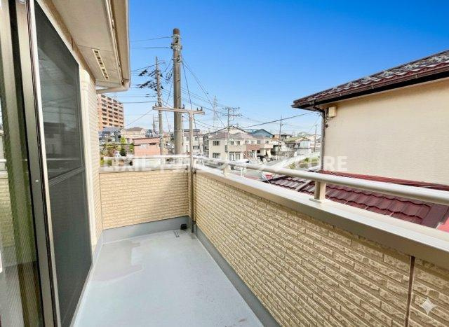 バルコニーは風通しが良く、日中は日当たりも良好です。洗濯物やお布団をたくさん干せます！　