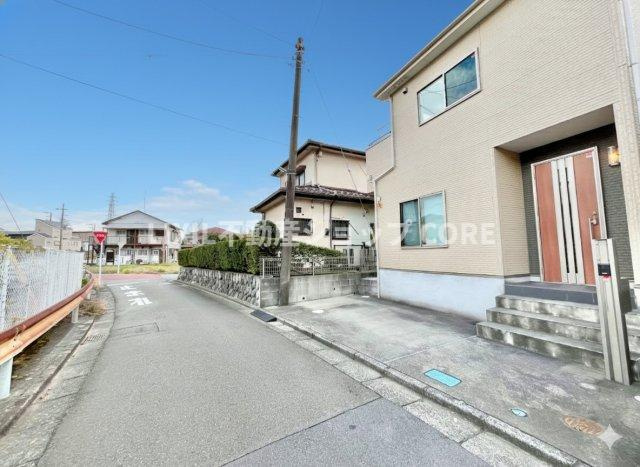 前面道路は閑静な住宅地をはしる車通りの少ない道路。お車の出し入れが苦手なママや小さなお子様にも安心　