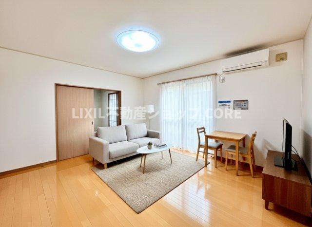 光溢れる安らぎの空間。キッチンとも一体感も演出しご家族との会話も弾みます。(AIで修正しています)　　