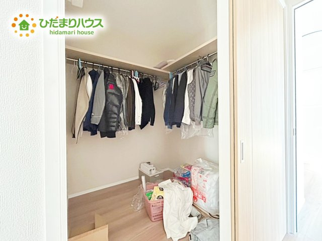 ママに人気のウォークインクローゼット付き！　コートやジャケットはもちろん、季節物や布団なども全部収納できちゃいます(^^)/