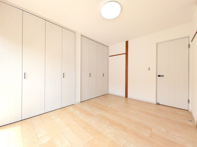 2階南西側にある6帖の洋室。和室から洋室に変更いたしました！壁一面収納スペースなのがいいですよ♪