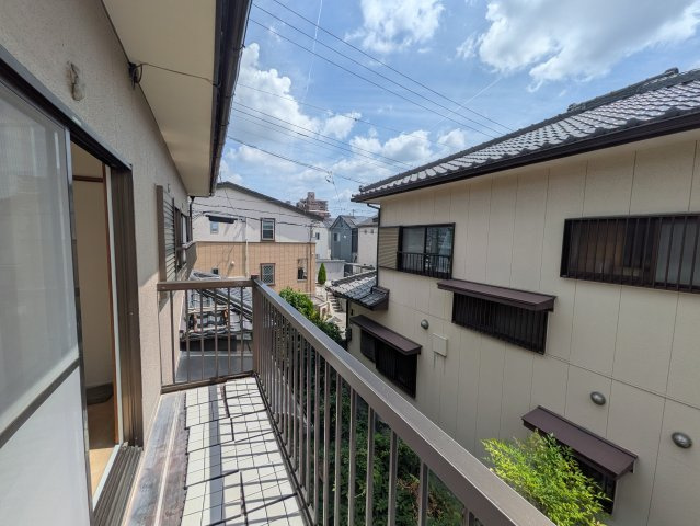 2階南西側洋室から出入り可能なベランダです。お天気のいい日はお布団を干すこともできますね♪