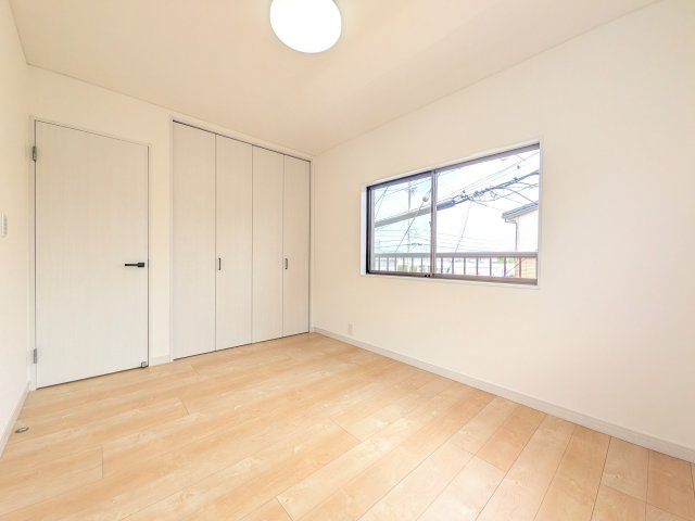 2階南東側にある6帖の洋室。2面採光で風通しも陽当たりも良好なお部屋です♪クロス、フローリング貼替済