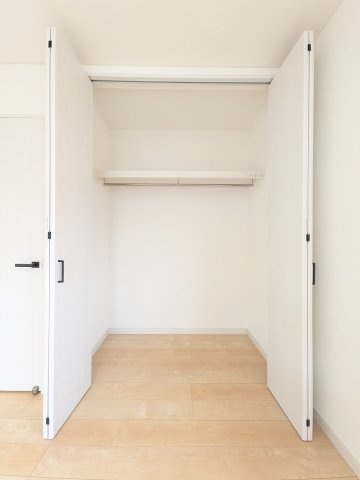 パイプハンガーも設置されているため衣類なども掛けて収納できます！奥行も高さもあるため収納力◎