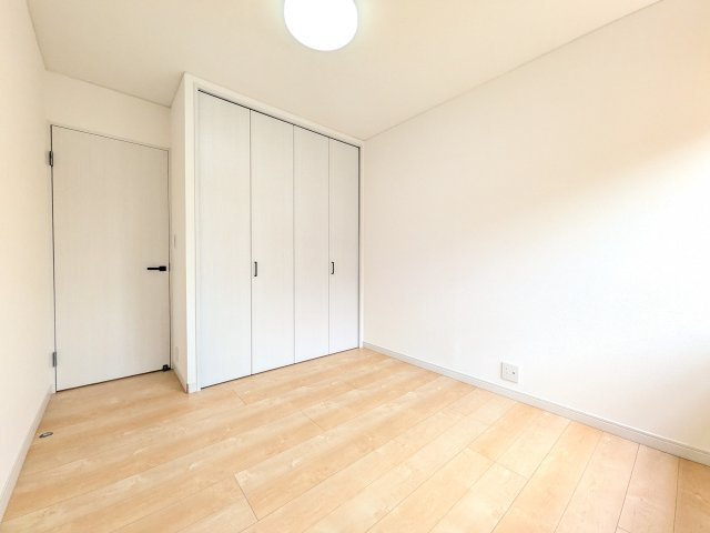 2階真ん中洋室。どのお部屋も南向きなのがいいですね♪長方型で家具の配置もしやすそうな間取りです。