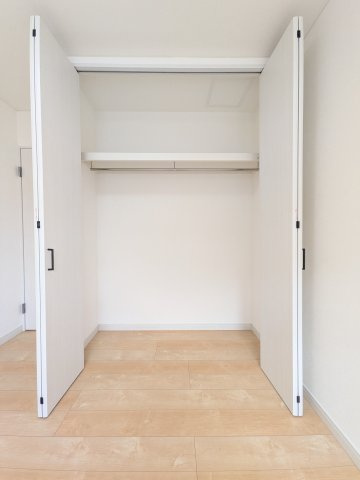 真ん中洋室にあるクローゼット。2階の全居室にクローゼットがあるため住空間も快適にご使用いただけます！