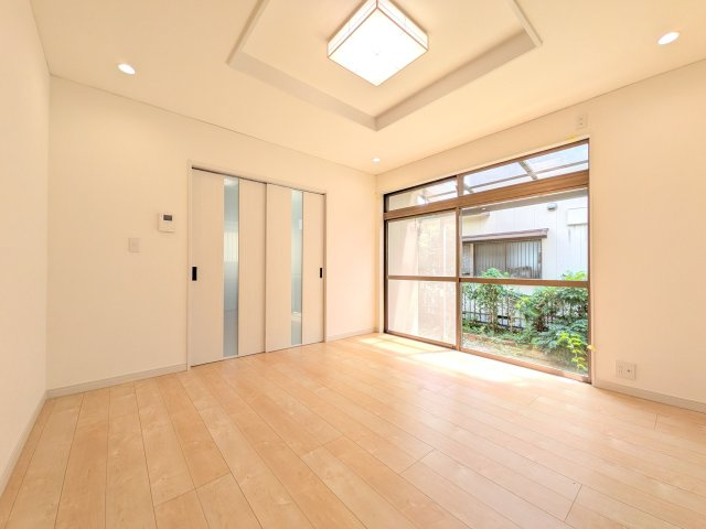 クロスやフローリング貼替済みです！窓からお庭へと出入りすることもできますよ。