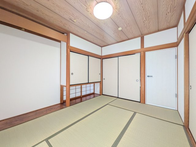 押し入れも2箇所あり収納力豊富な和室。リビングと廊下の2方向から出入り可能で動線もスムーズです。