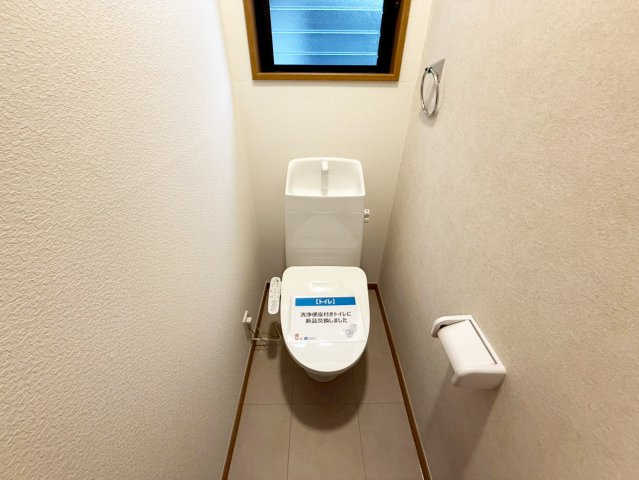 シンプルで使いやすい暖房・温水シャワー洗浄機能付きトイレは標準装備です！　